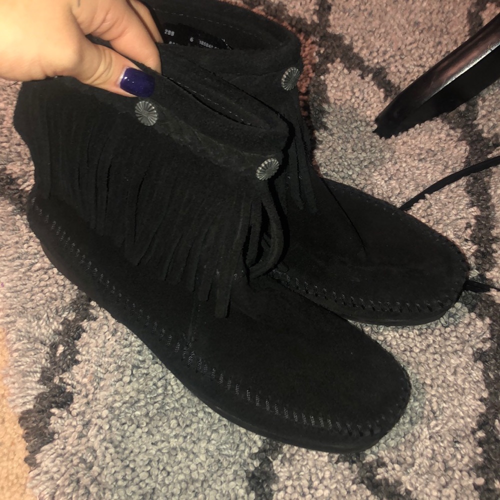 MINNE TONKA SHORT BLACK MOCCASIN FRINGE BOOTS